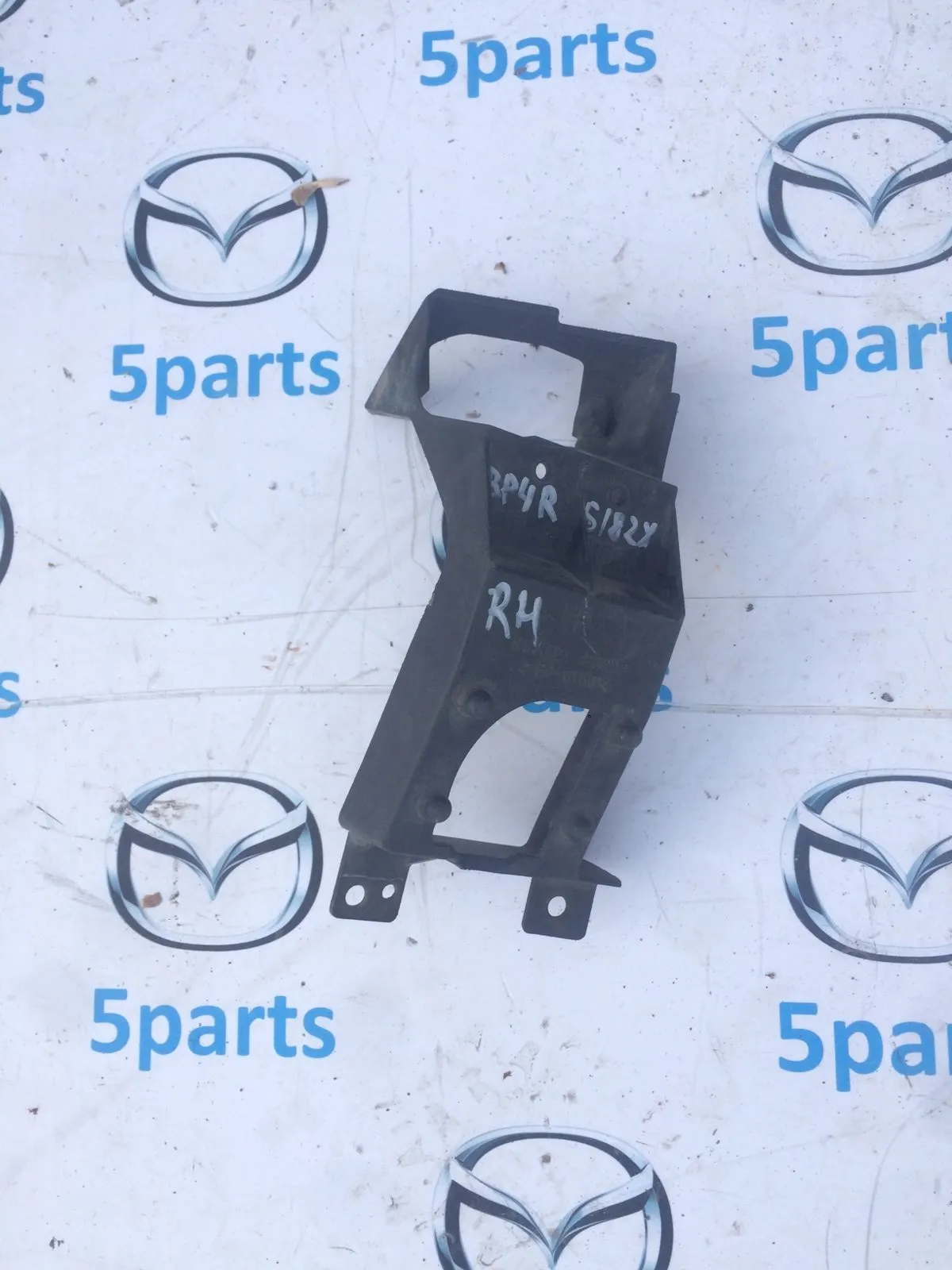 Кронштейн омывателя фар правый M3 (BK) HB 2003-2006 SPORT