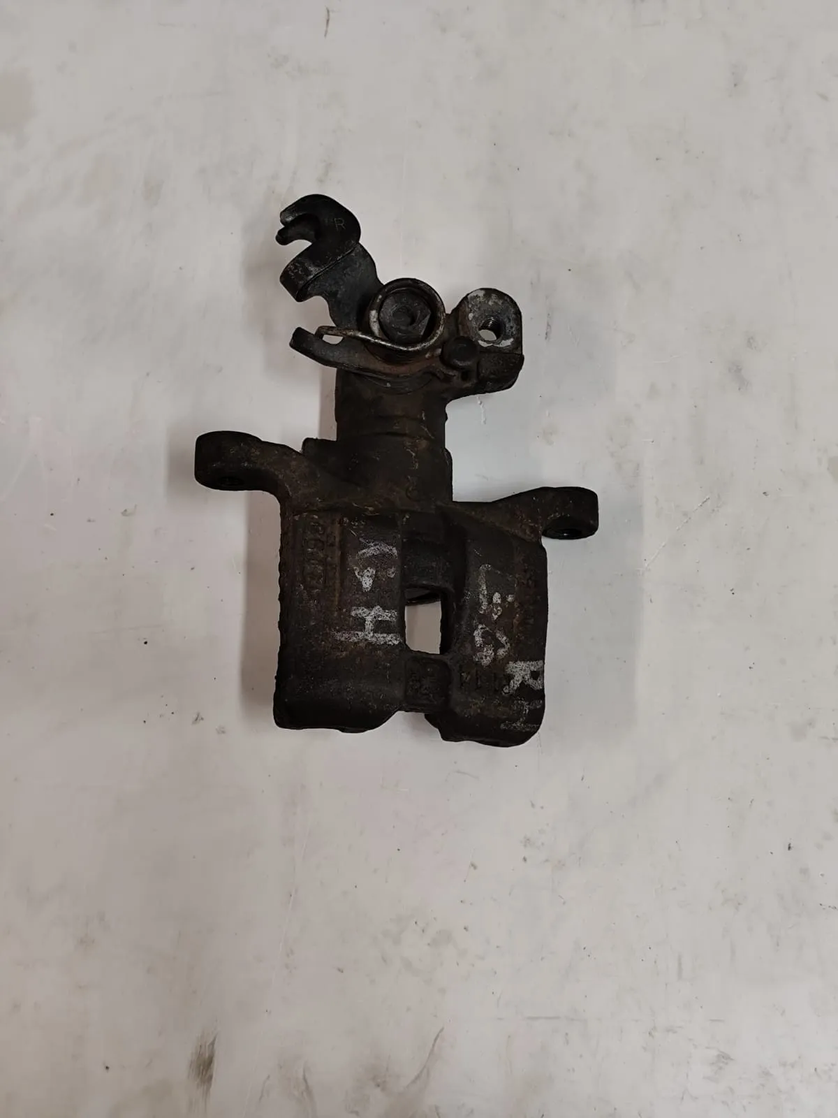 Суппорт тормозной задний правый M6 (GG,GH) 2002-2012