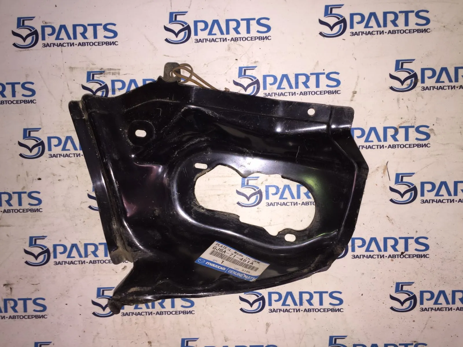 Суппорт фонаря левого M6 (GG) SDN 2002-2007