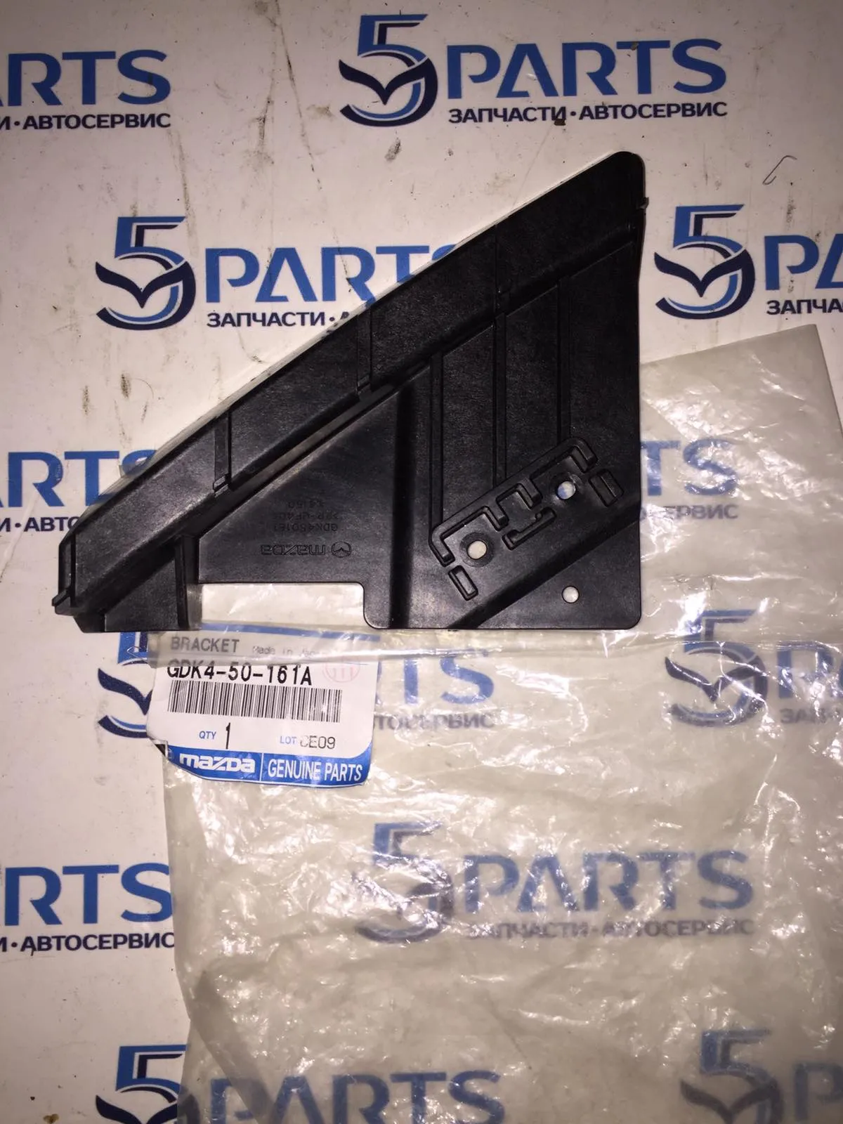 Кронштейн фары левой M6 (GH) 2010-2012