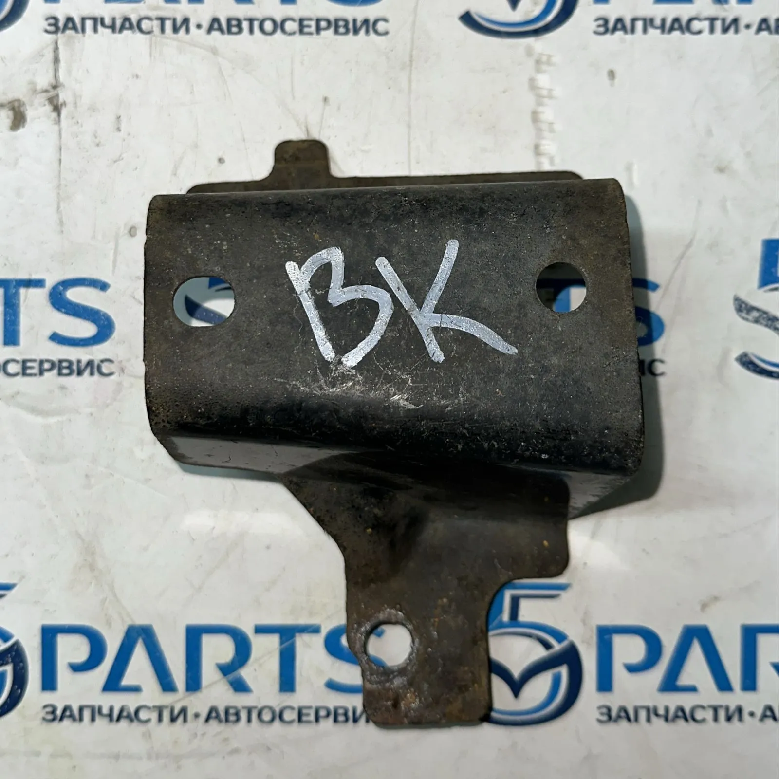 Кожух кронштейна замка капота M3 (BK) 2003-2009