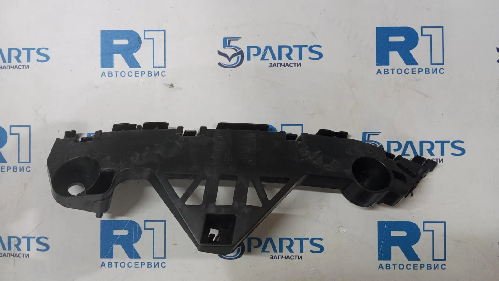 Кронштейн бампера переднего левый M3 (BL) 2009-2012