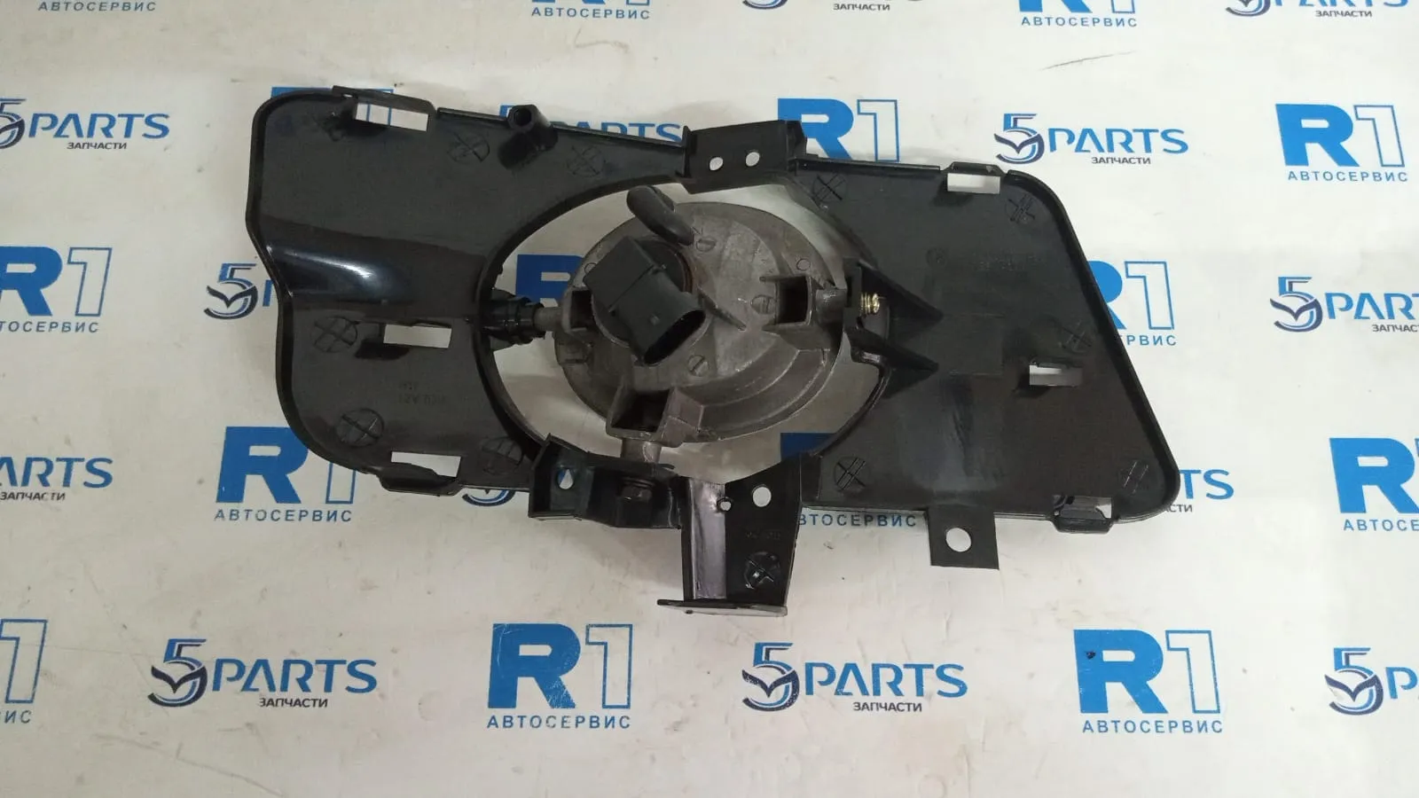 Фара противотуманная левая M3 (BK) SDN 2002-2006 SPORT