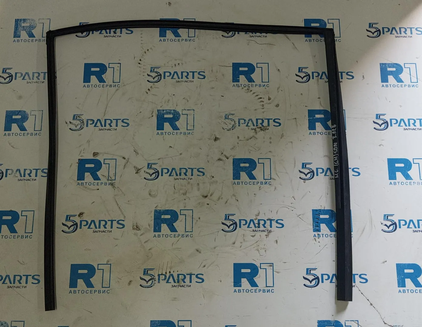 Уплотнитель двери задней левой M6 (GH) SDN 2007-2012