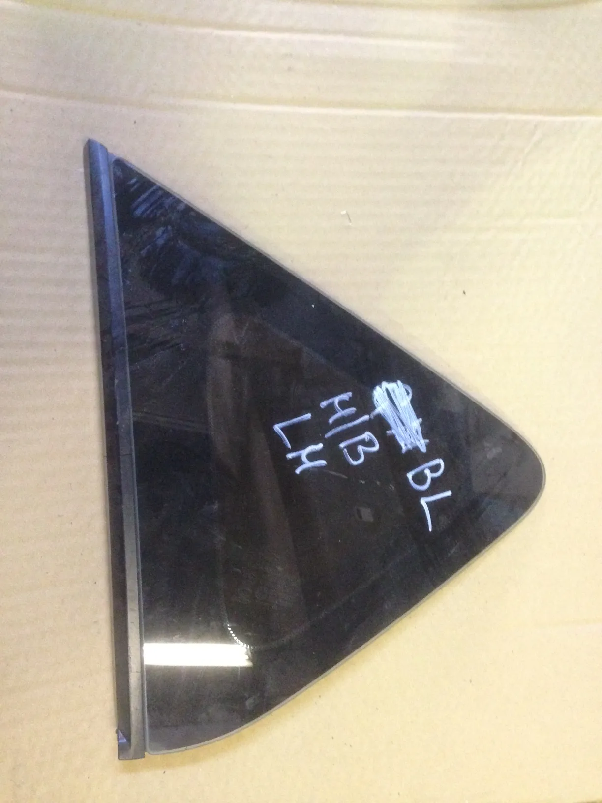 Стекло крыла заднего левого M3 (BL) HB 2009-2012