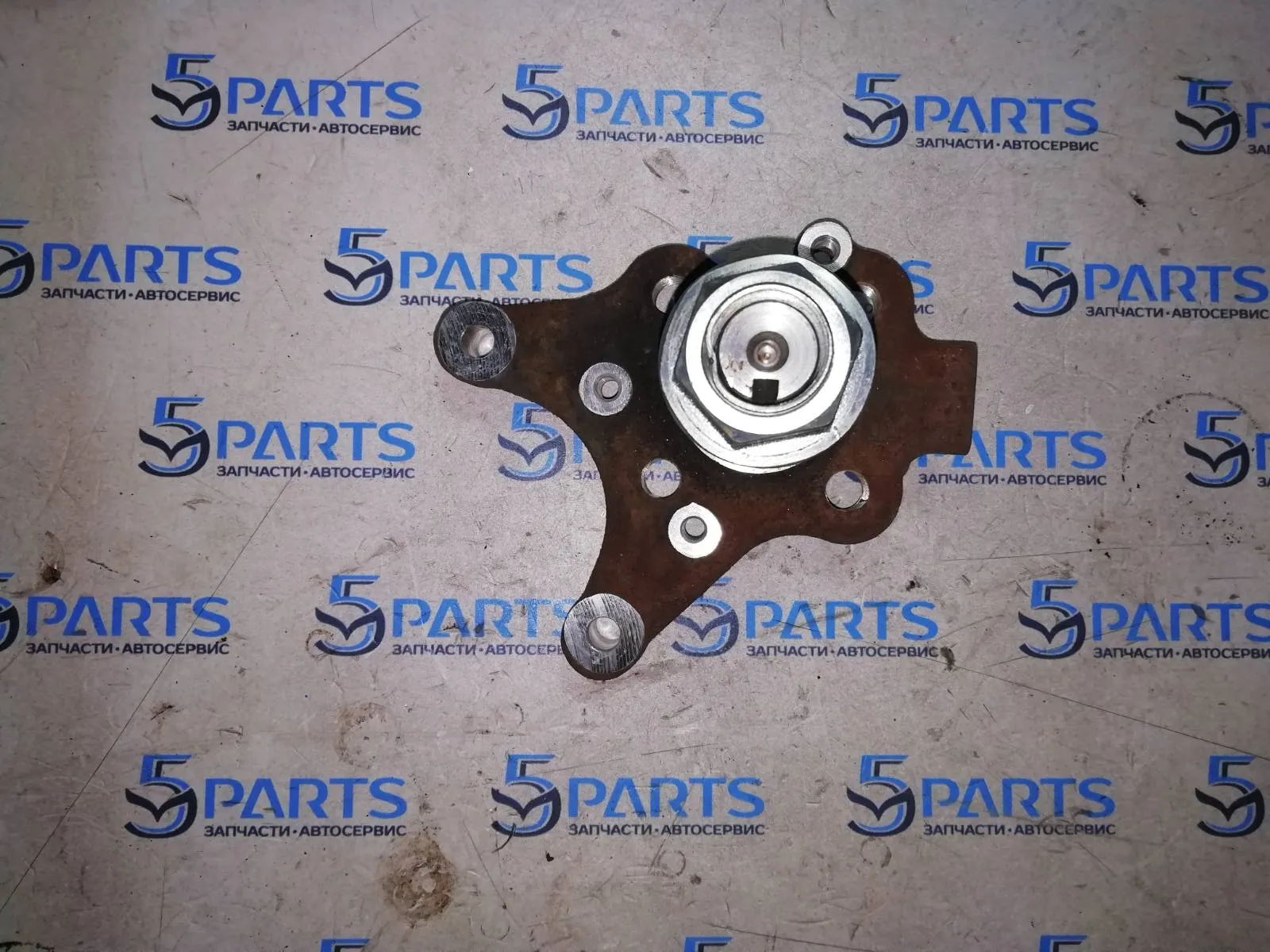 Кулак задний правый M6 (GG) 2002-2007