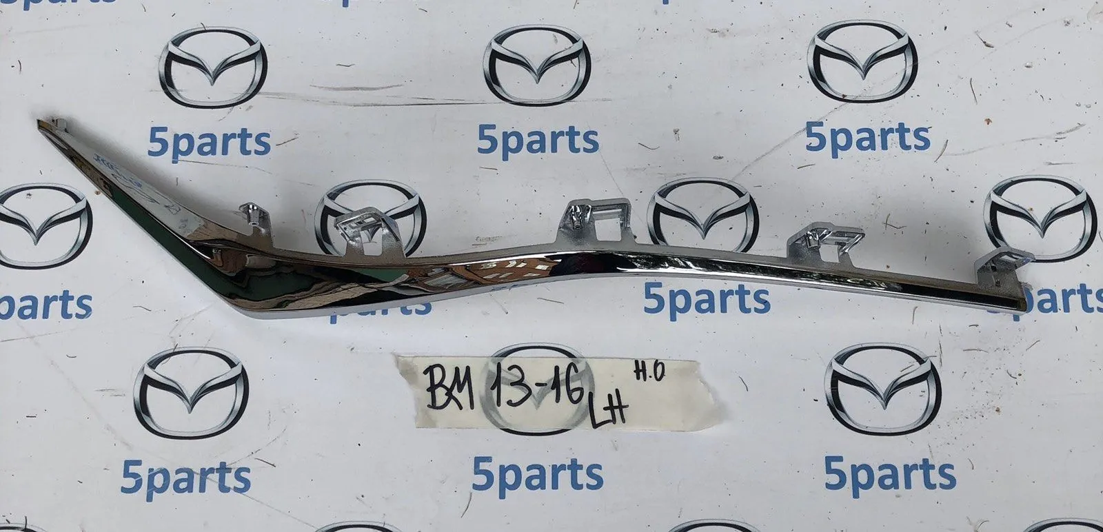 Молдинг решетки радиатора нижний правый M3 (BM) 2013-2016