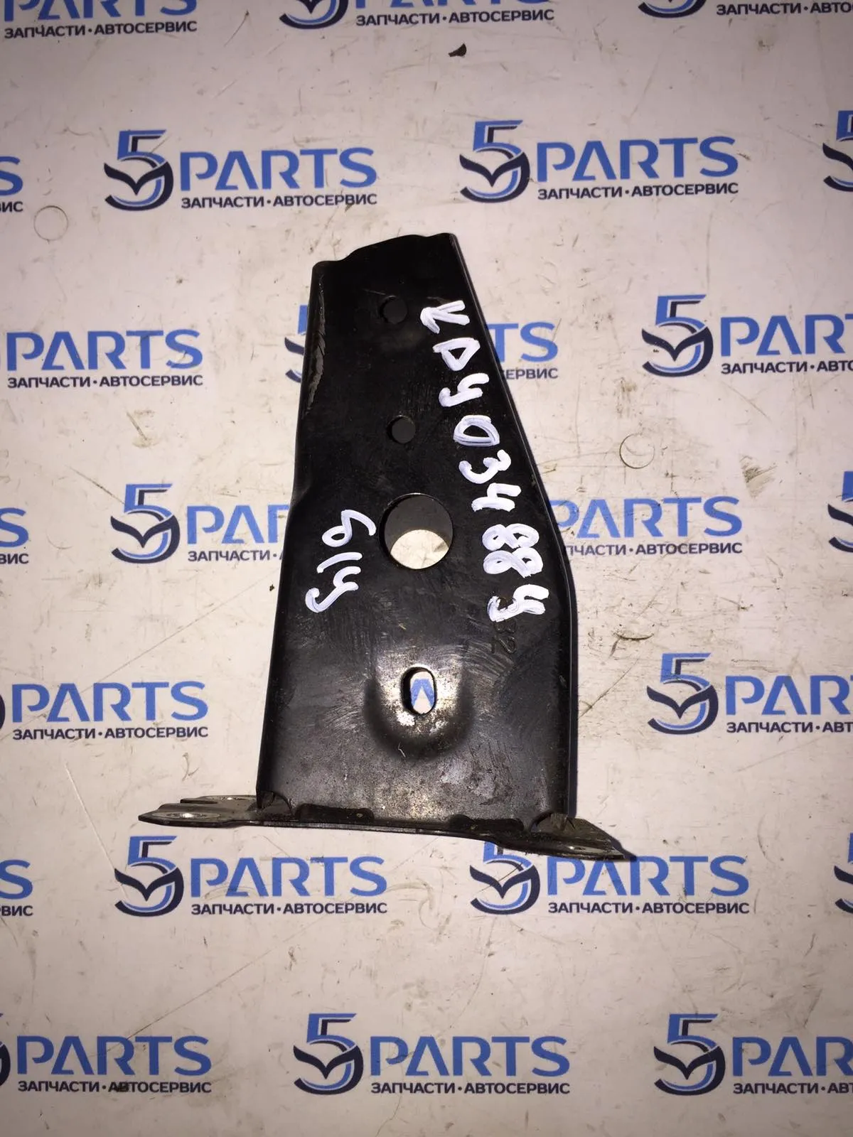 Кронштейн подрамника левый M3, M6, CX-5