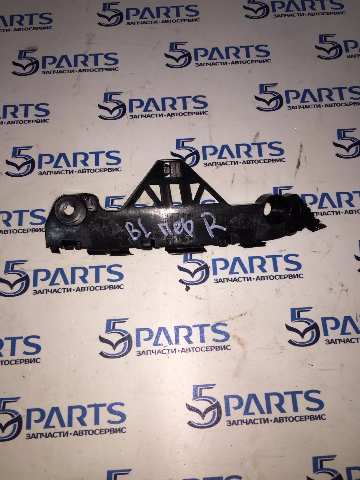 Кронштейн бампера переднего правый M3 (BL) 2009-2012