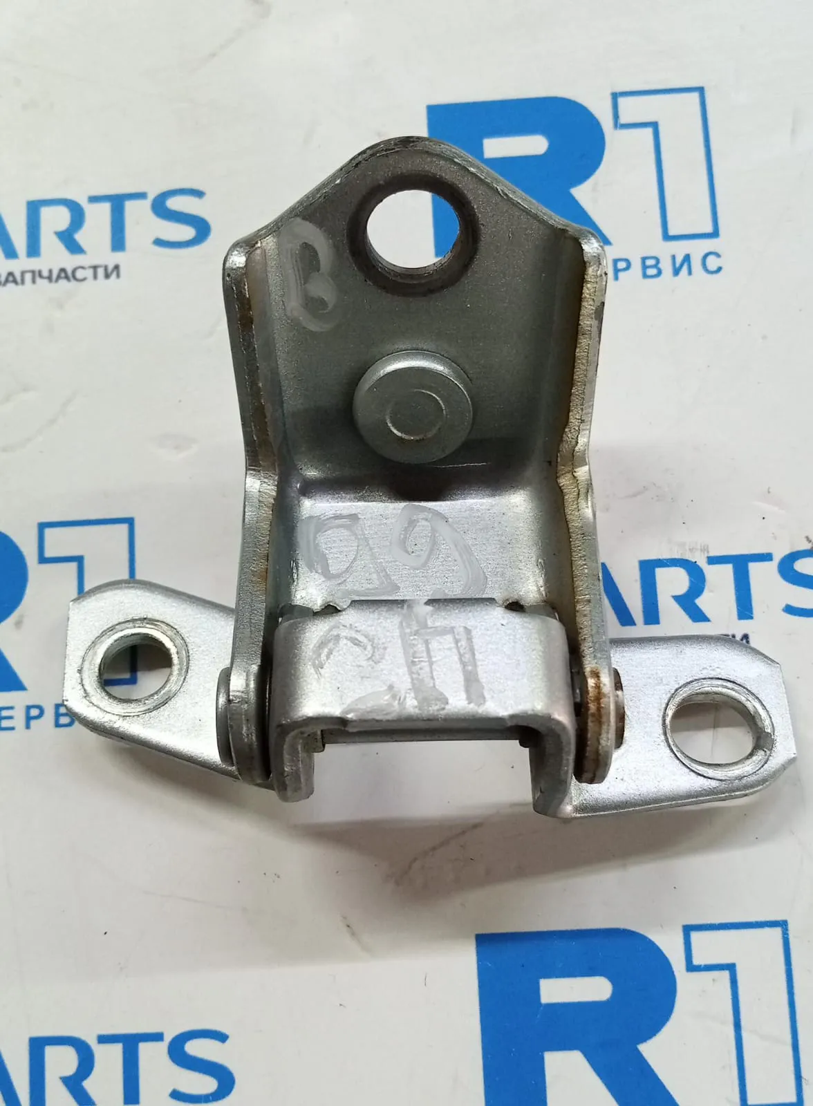 Петля двери задней правой верхняя M3 (BK), M6 (GG)