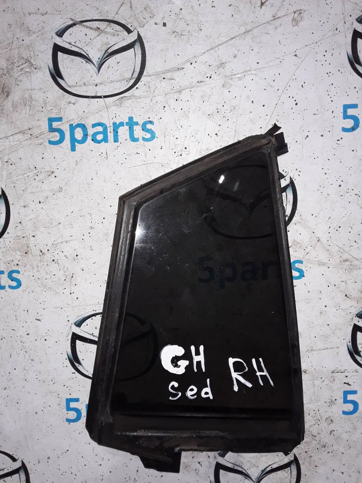 Стекло двери задней правой (форточка) M6 (GH) SDN 2007-2012