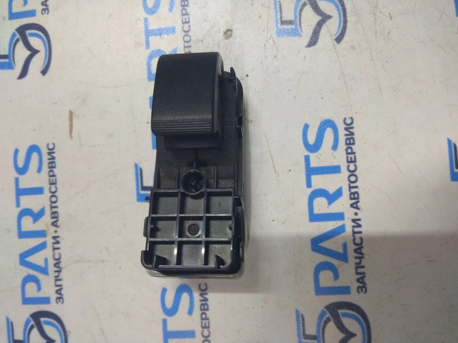 Кнопка стеклоподъемника заднего правая M3 (BL) 2009-2013