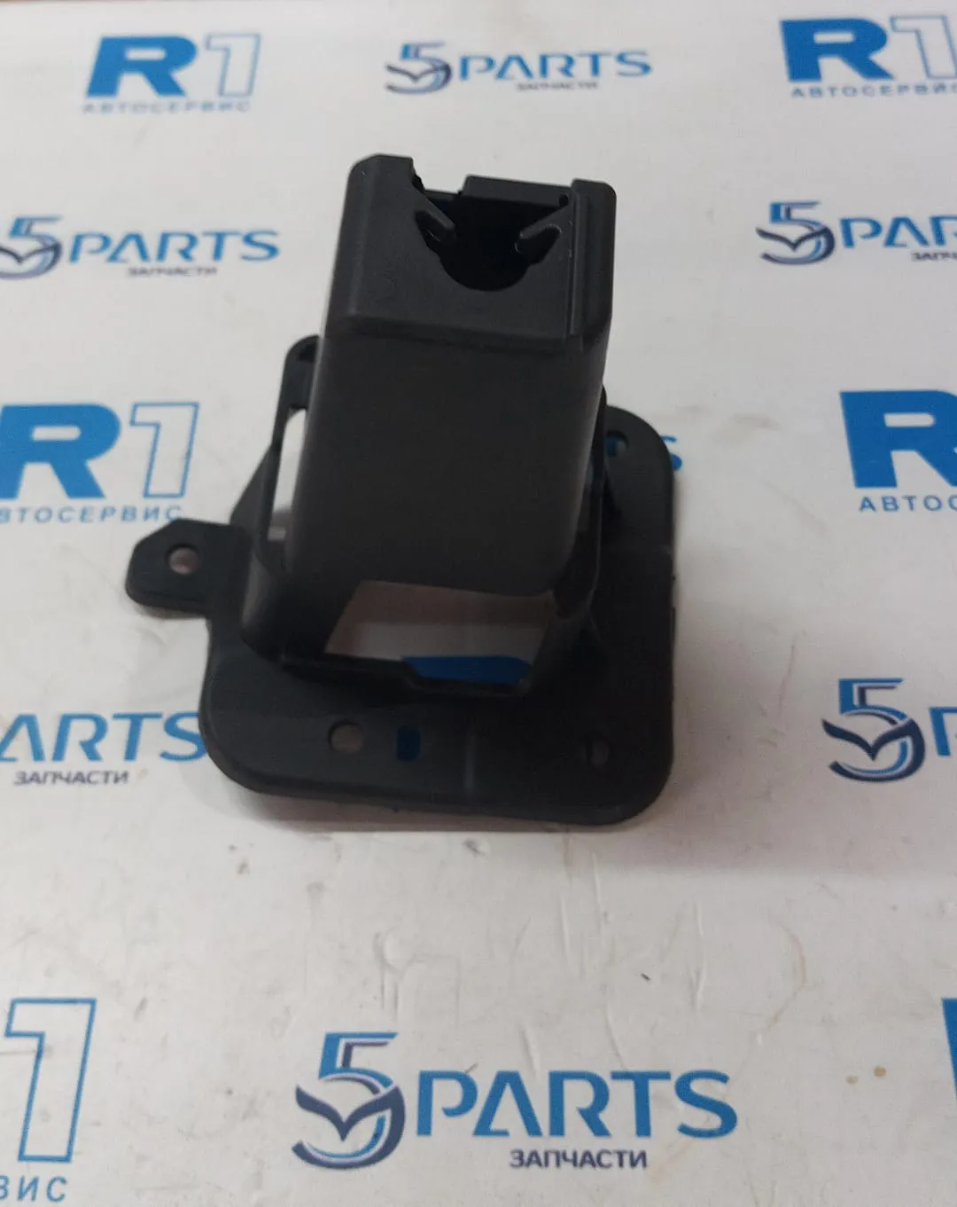 Кронштейн решетки радиатора левый M6 (GL) 2018-2022