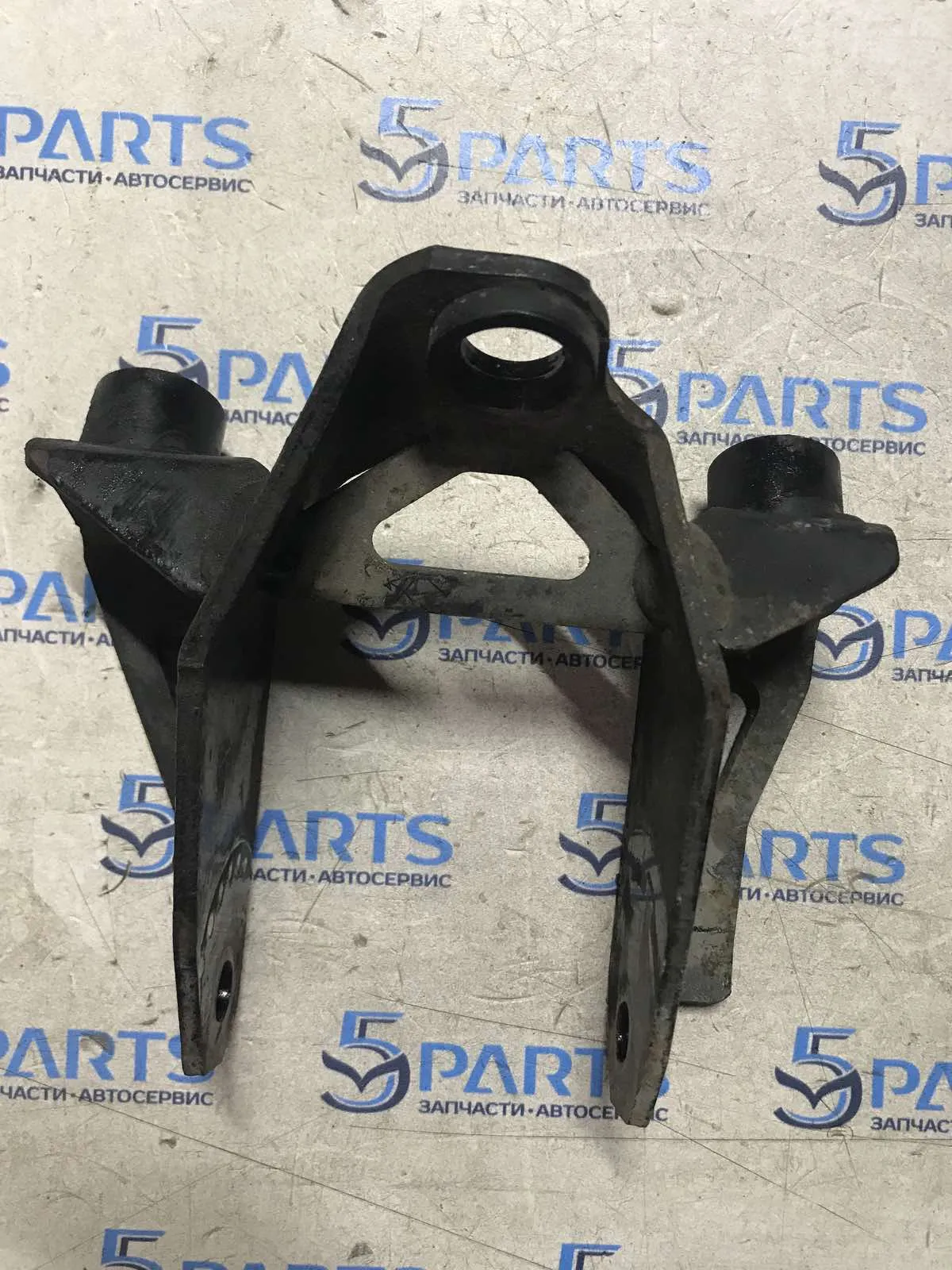 Кронштейн опоры двигателя левой M6 (GG) 2002-2007