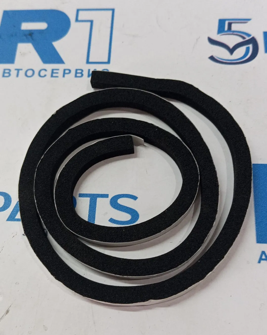 Уплотнитель лобового стекла нижний CX5 (KF) 2017-2022