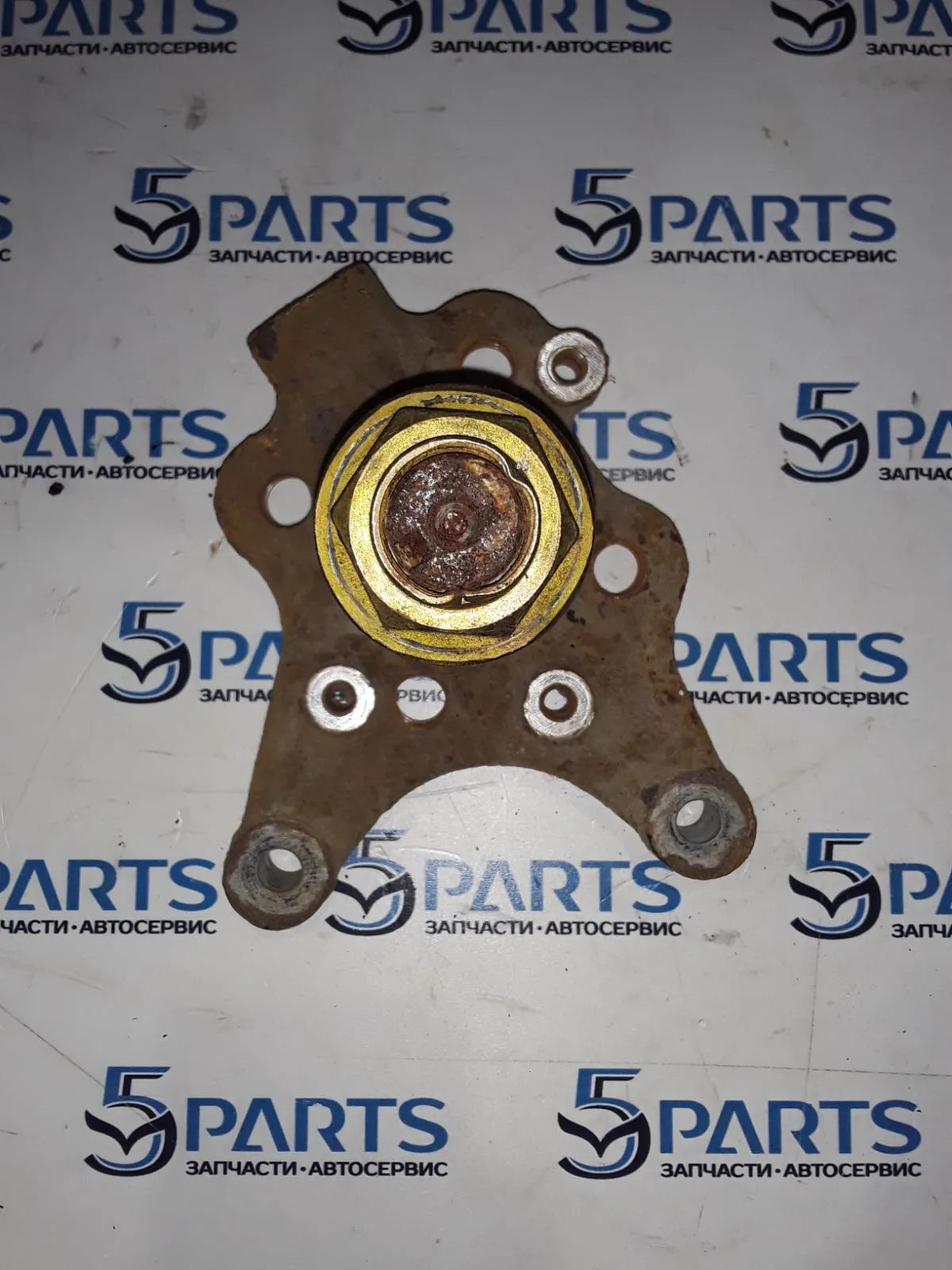 Кулак задний левый M6 (GG) 2002-2007