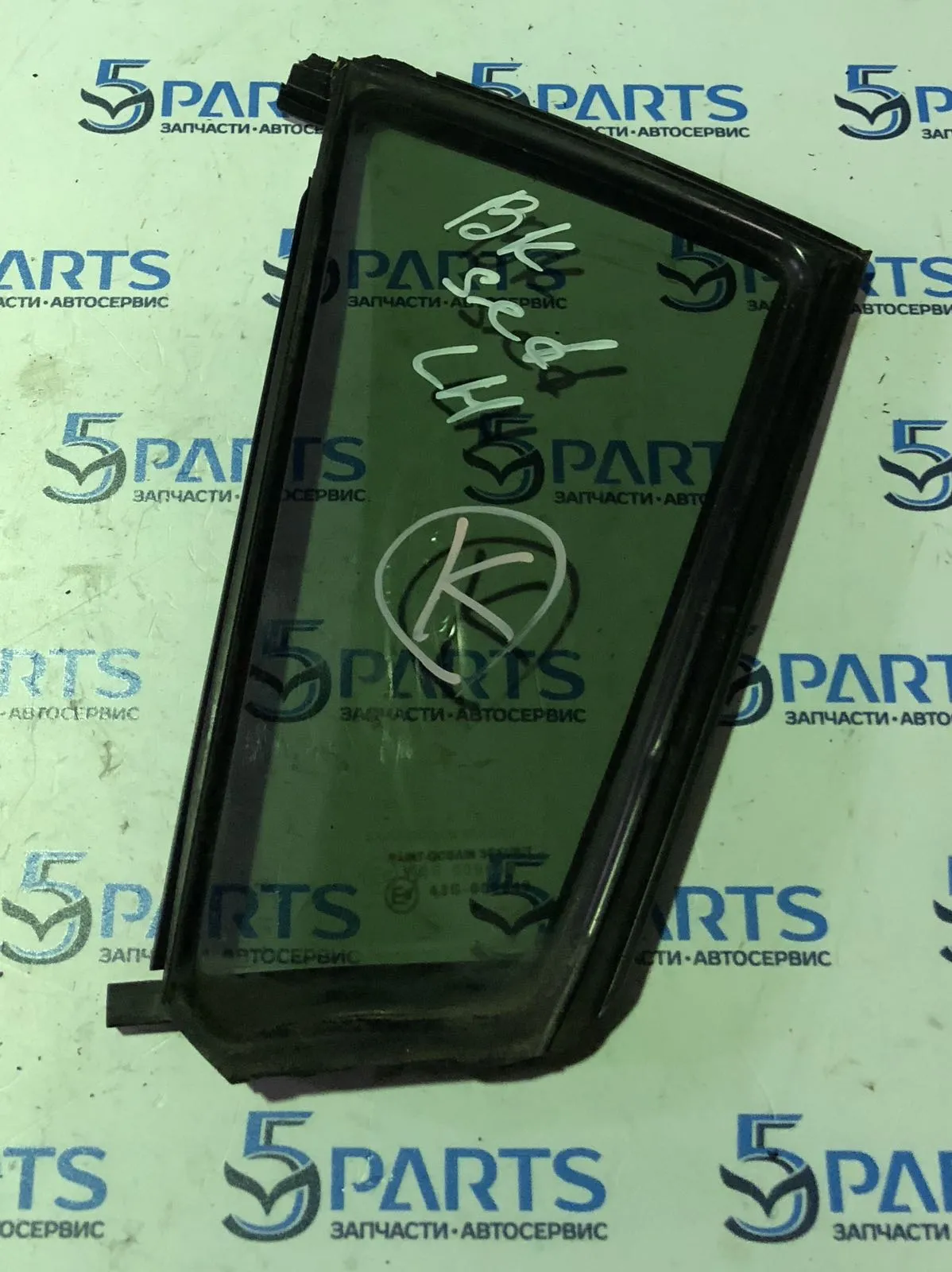 Стекло двери задней левой (форточка) M3 (BK) SDN 2003-2009