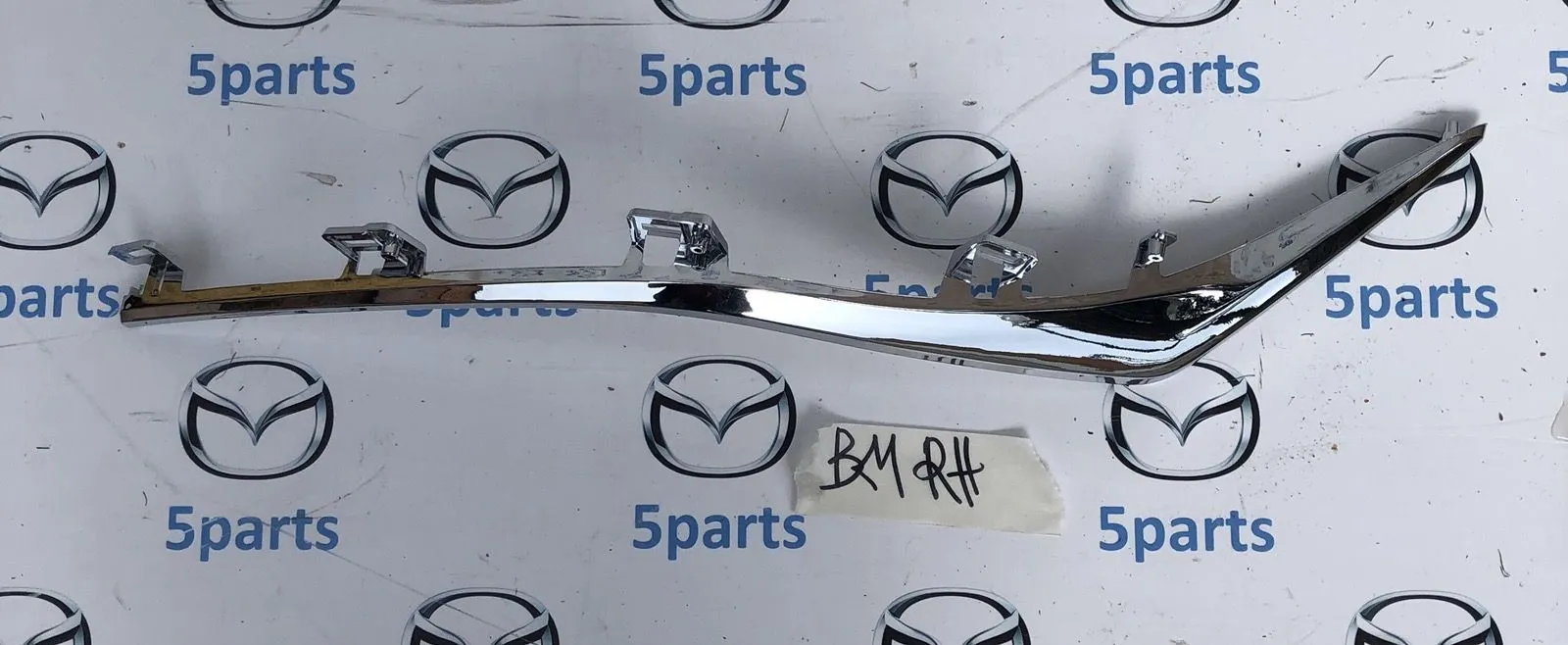 Молдинг решетки радиатора нижний левый M3 (BM) 2013-2016