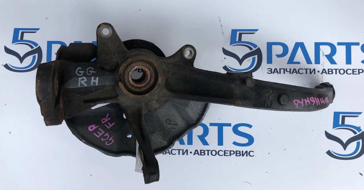 Кулак поворотный правый M6 (GG) 2002-2007