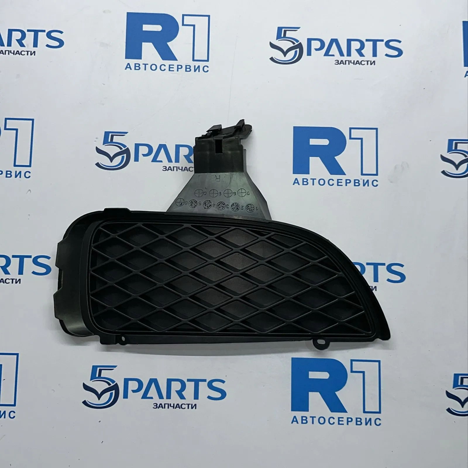 Рамка ПТФ правая  MPV (LW) 1999-2008