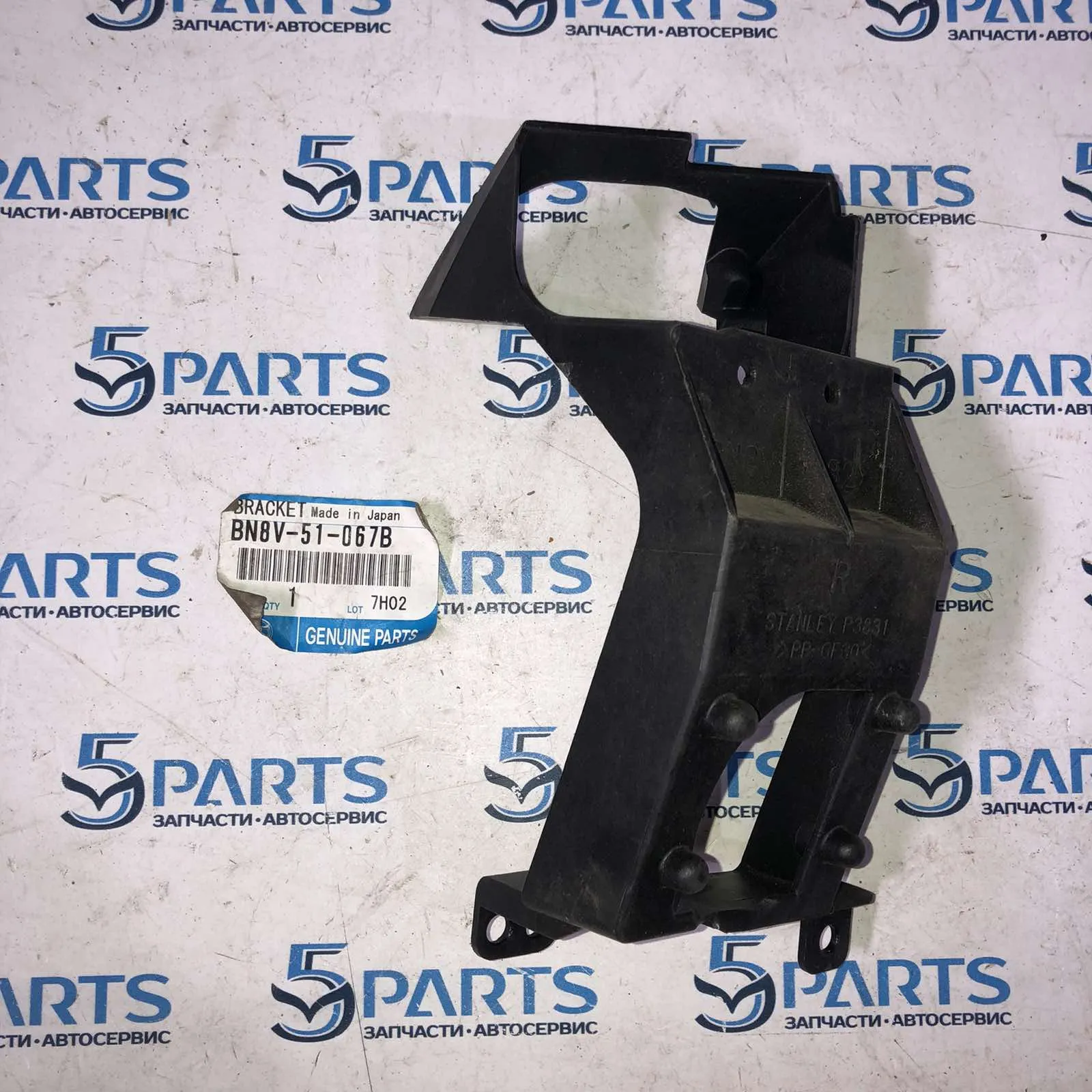 Кронштейн омывателя фар правый M3 (BK) SDN 2003-2006