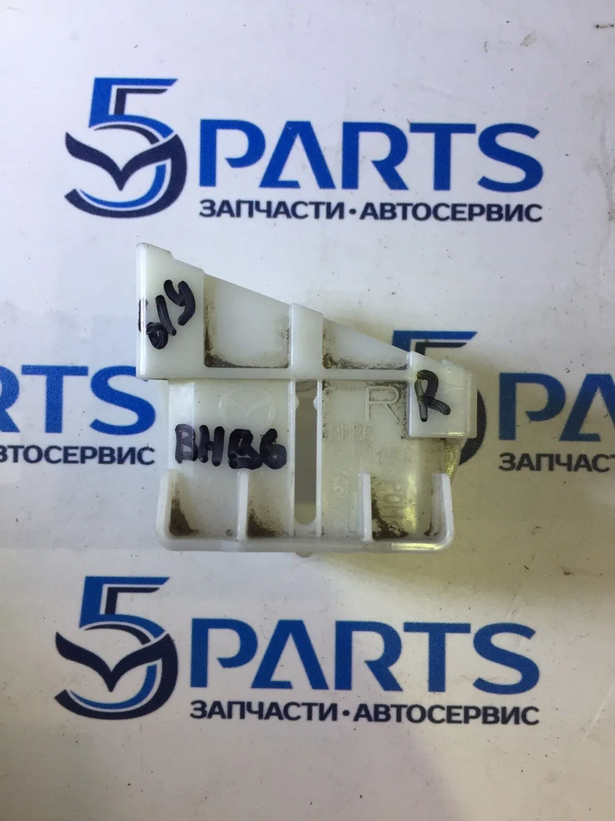 Кронштейн омывателя фар правый M3 (BL) 2011-2013