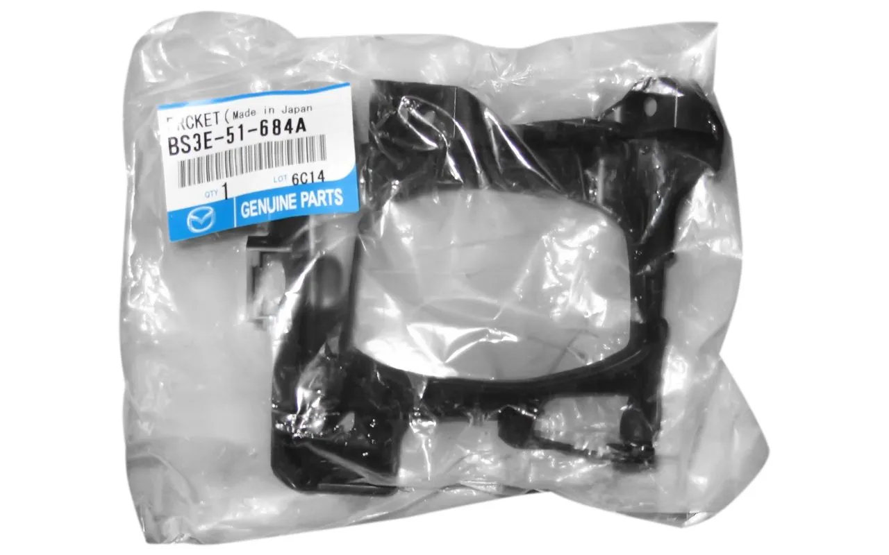 Кронштейн ПТФ правой M3 (BK) HB 2006-2009