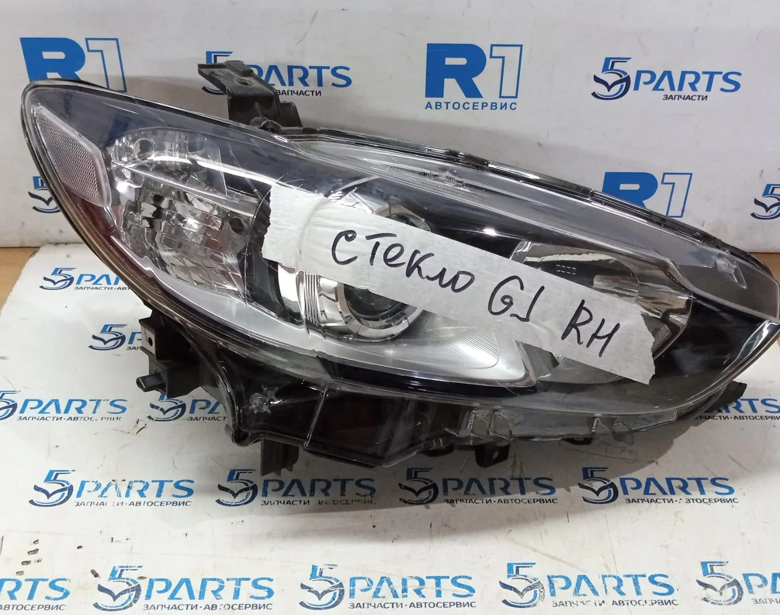 Стекло фары с корпусом правой M6 (GJ, GL) 2012-2022