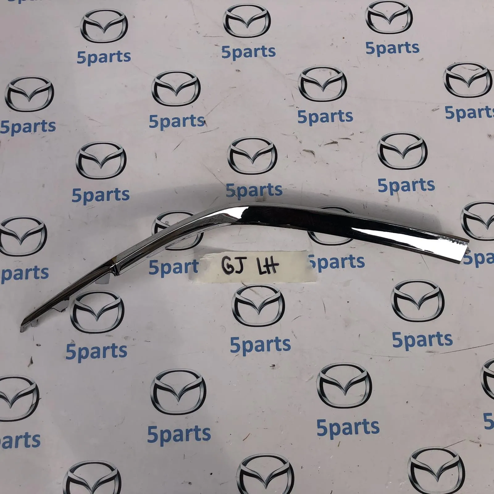 Молдинг решетки радиатора нижний левый M6 (GJ) 2012-2015