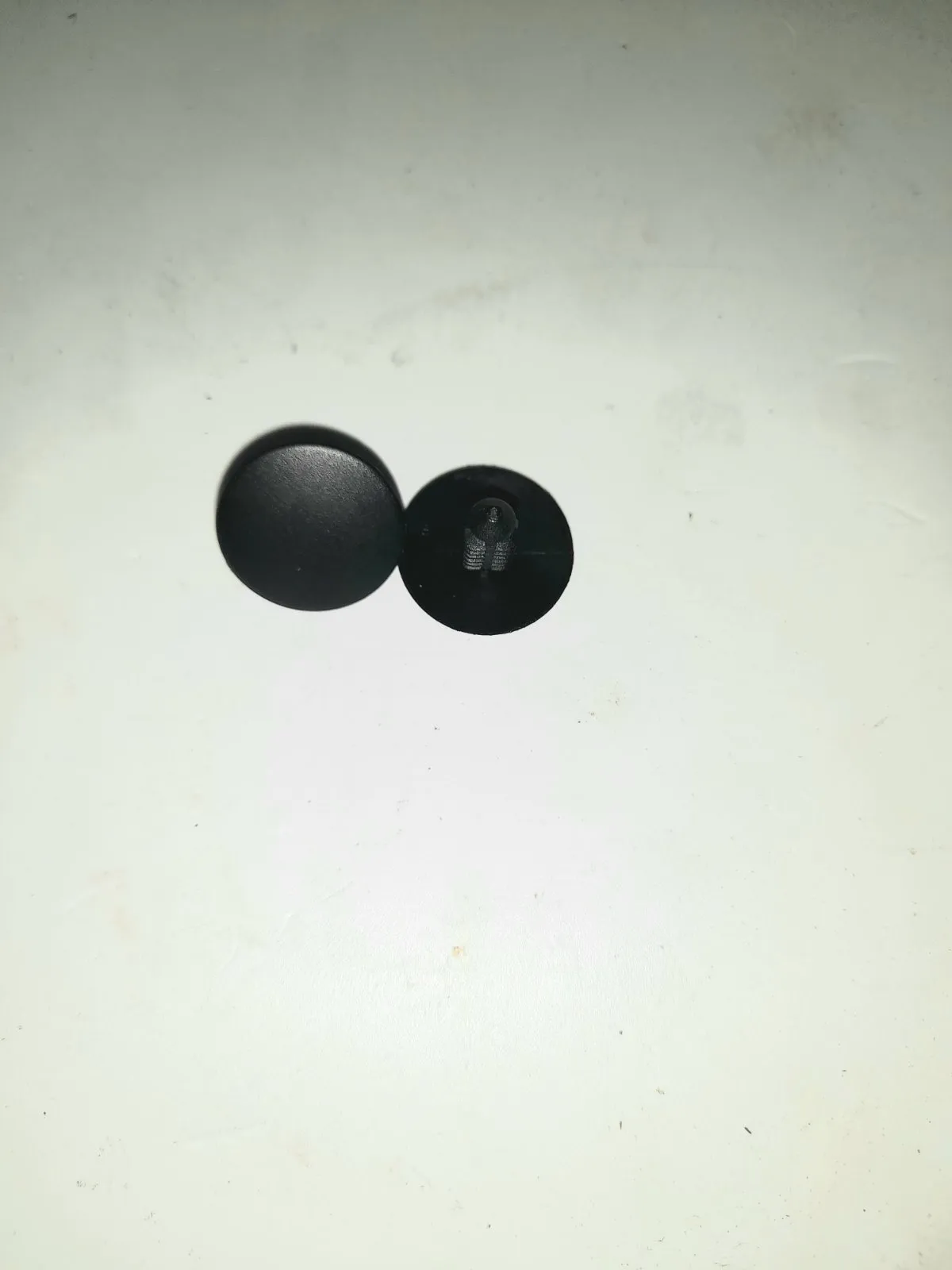 Пистон шумоизоляции капота