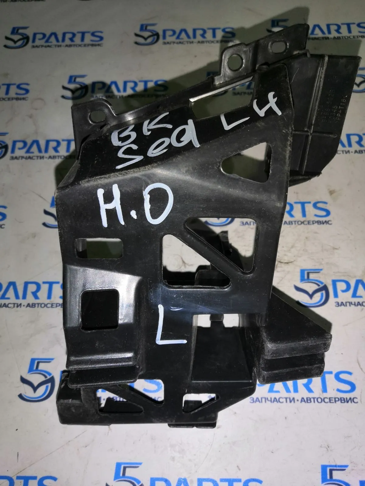 Кронштейн бампера центральный левый M3 (BK) SDN 2003-2009