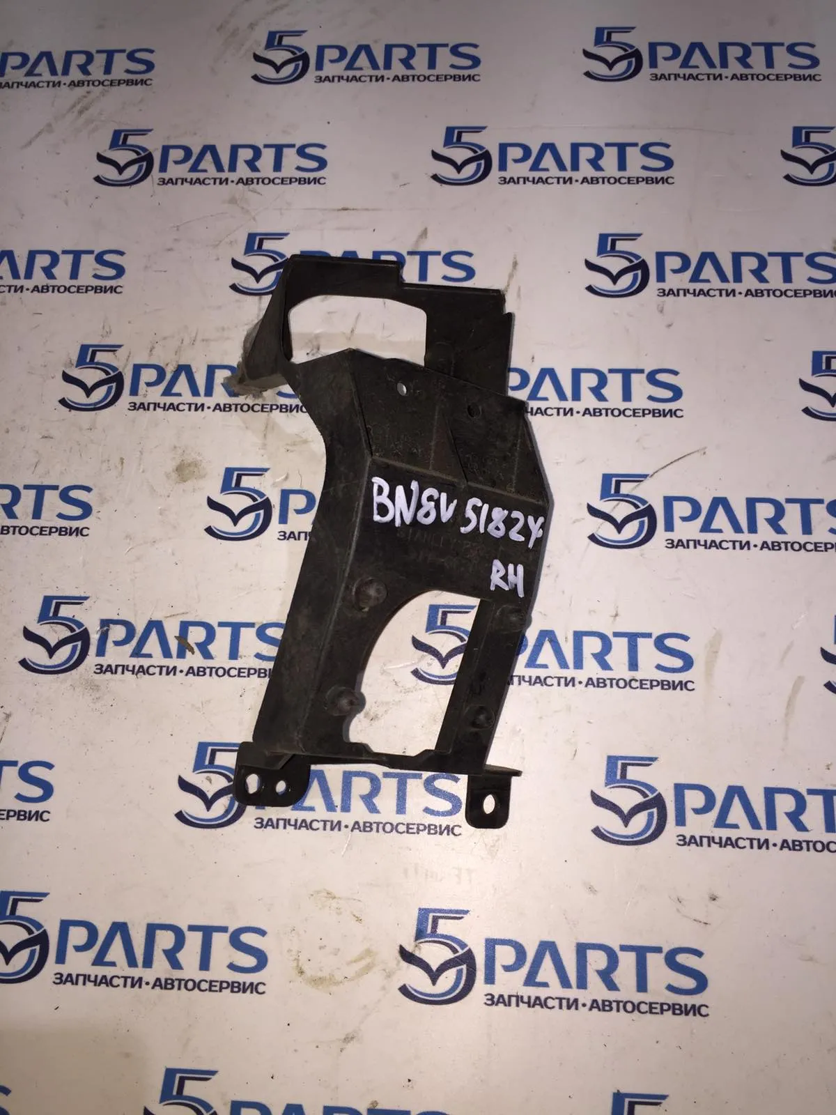 Кронштейн омывателя фар правый M3 (BK) SDN 2003-2006