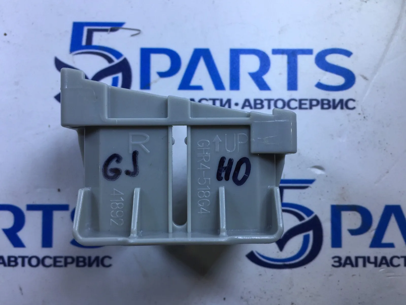 Кронштейн омывателя фар правый M6 (GJ) 2012-2017