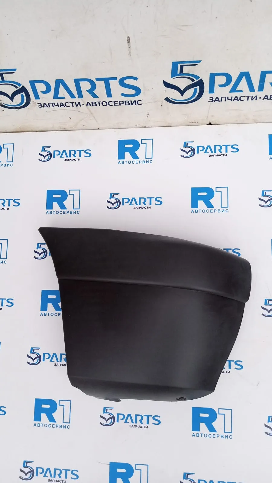 Накладка бампера переднего правая B2200 B2500 B2600