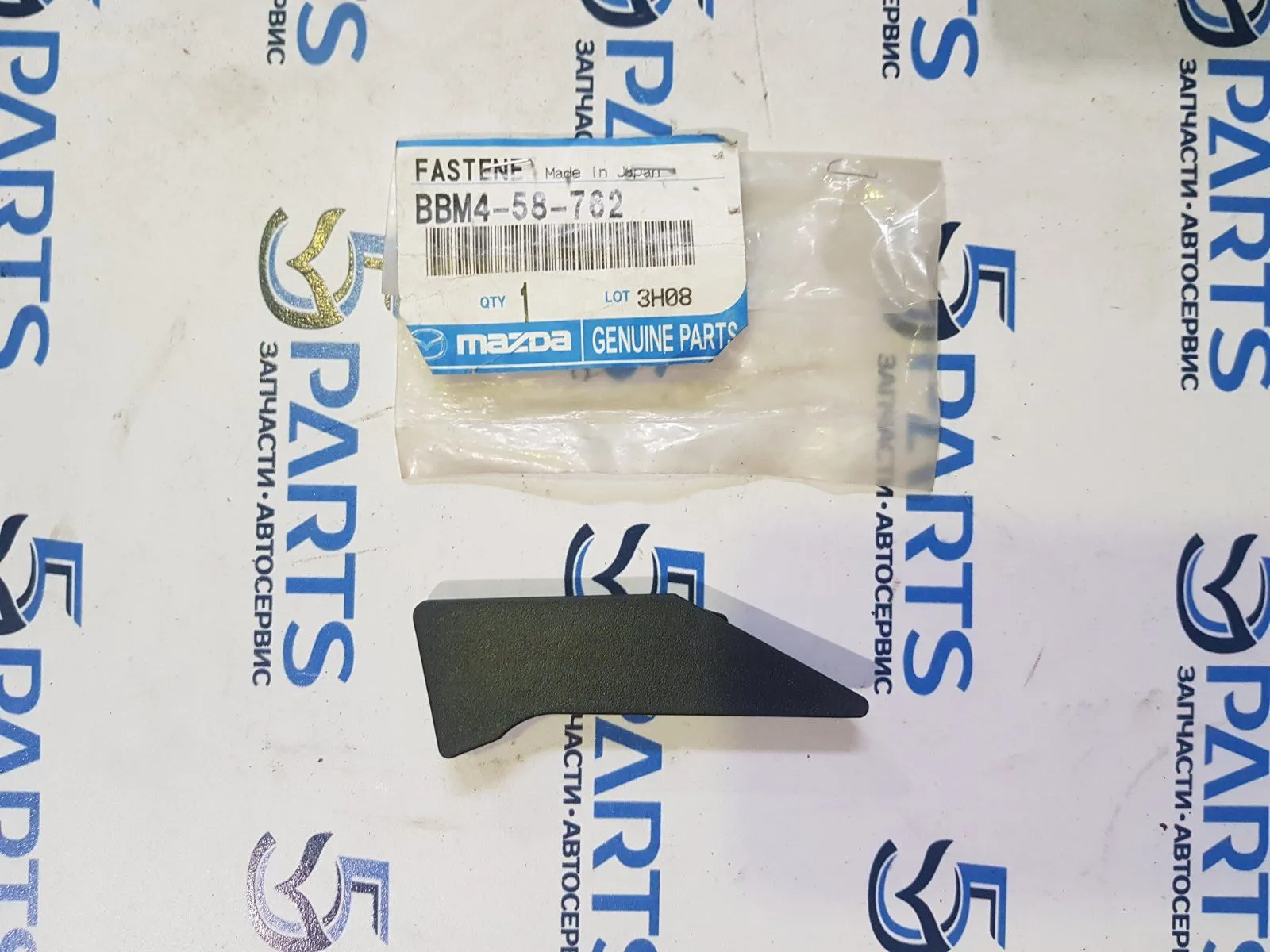 Клипса уплотнителя двери передней правой  M3 (BL) 2009-2012