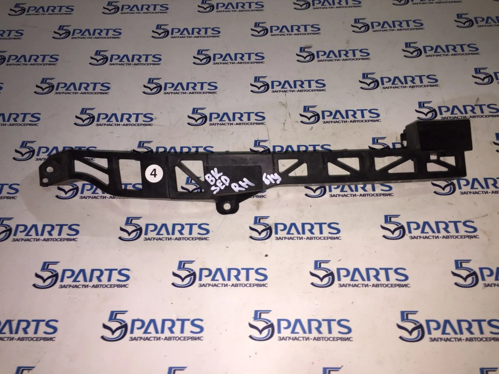 Кронштейн фары правой M3 (BK) SDN 2003-2009