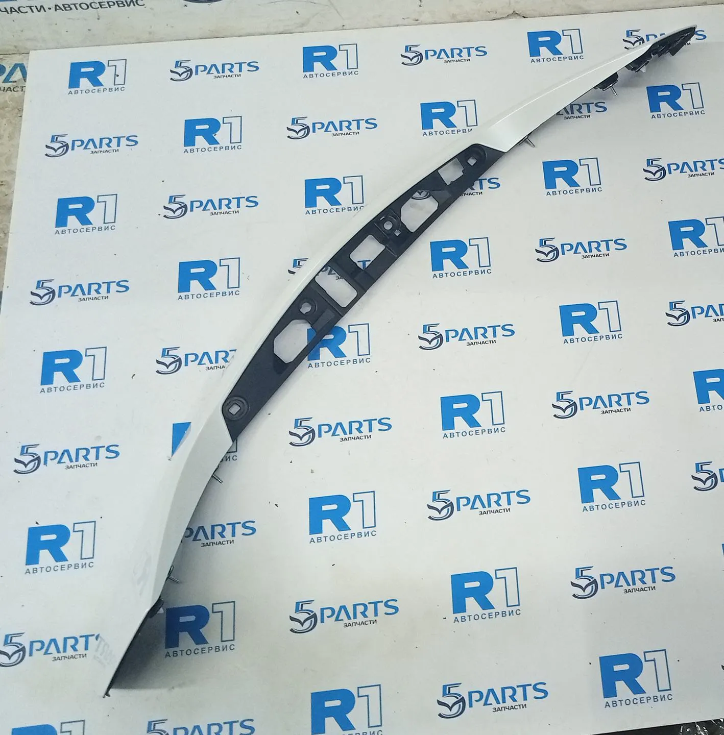 Накладка крышки багажника M3 (BM) 2013-2016 HB / M3 (BN) 2016-2018 HB