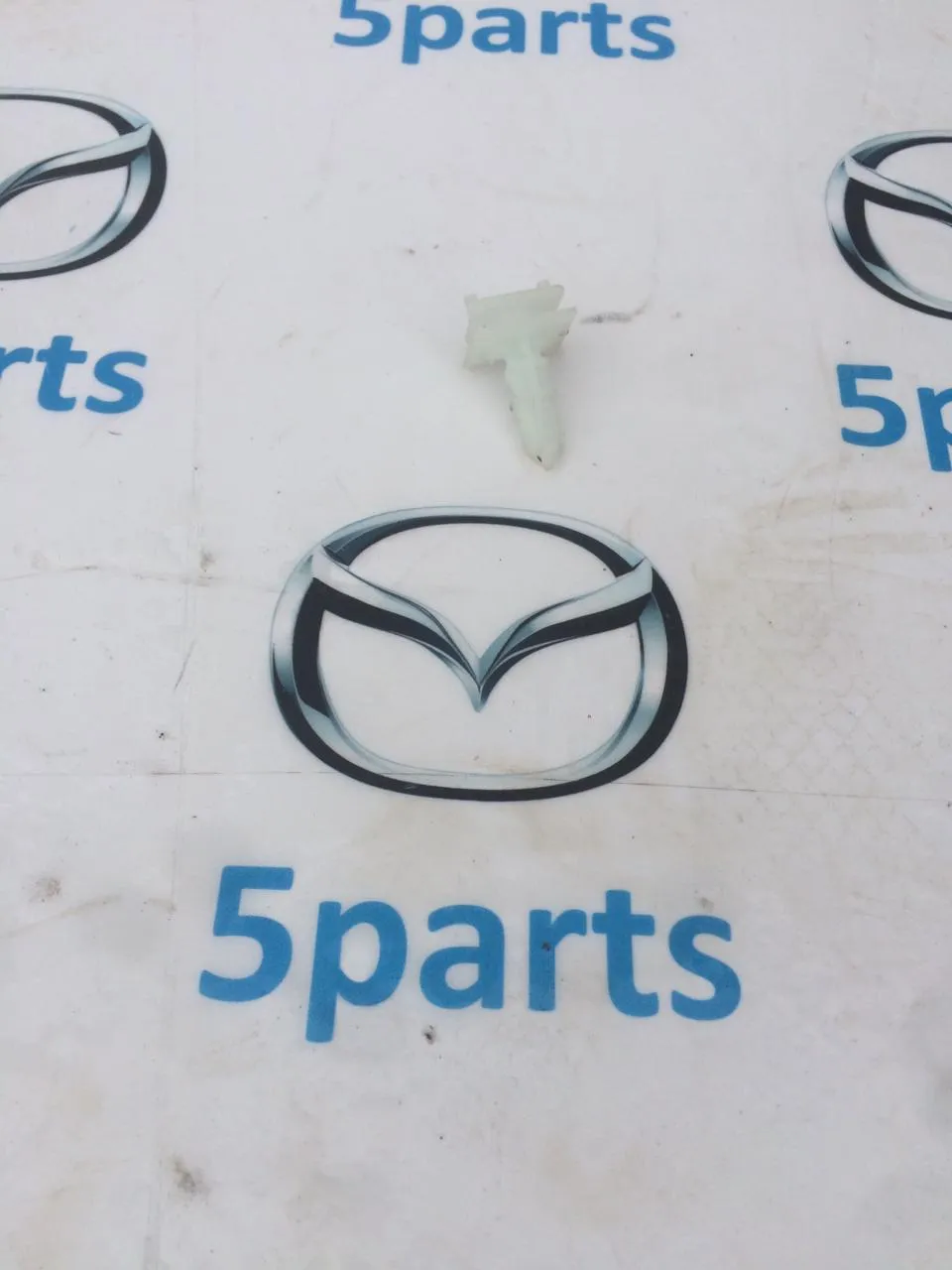 Пистон решетки радиатора M6, CX-5