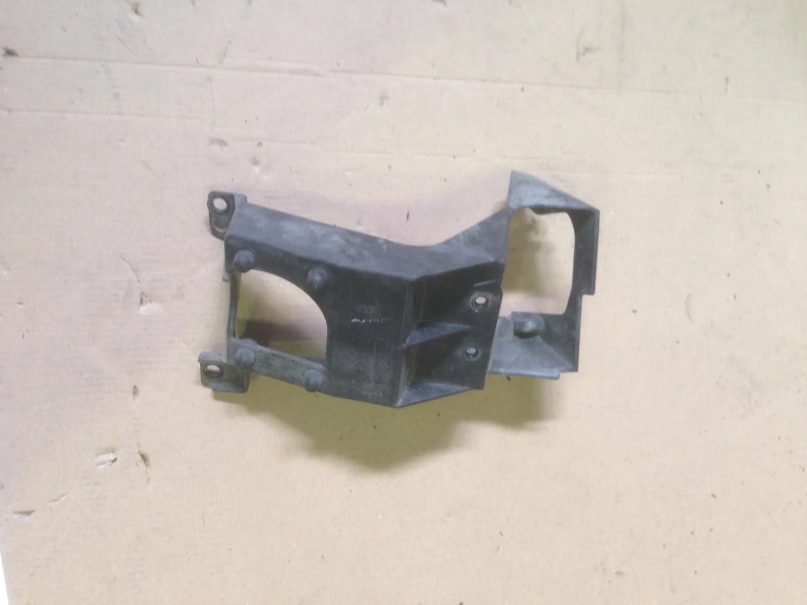 Кронштейн омывателя фар правый M3 (BK) SDN 2003-2006 SPORT