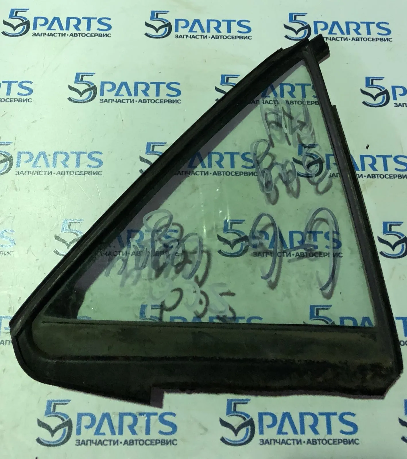 Стекло двери задней правой (форточка) M6 (GG) SDN 2002-2007