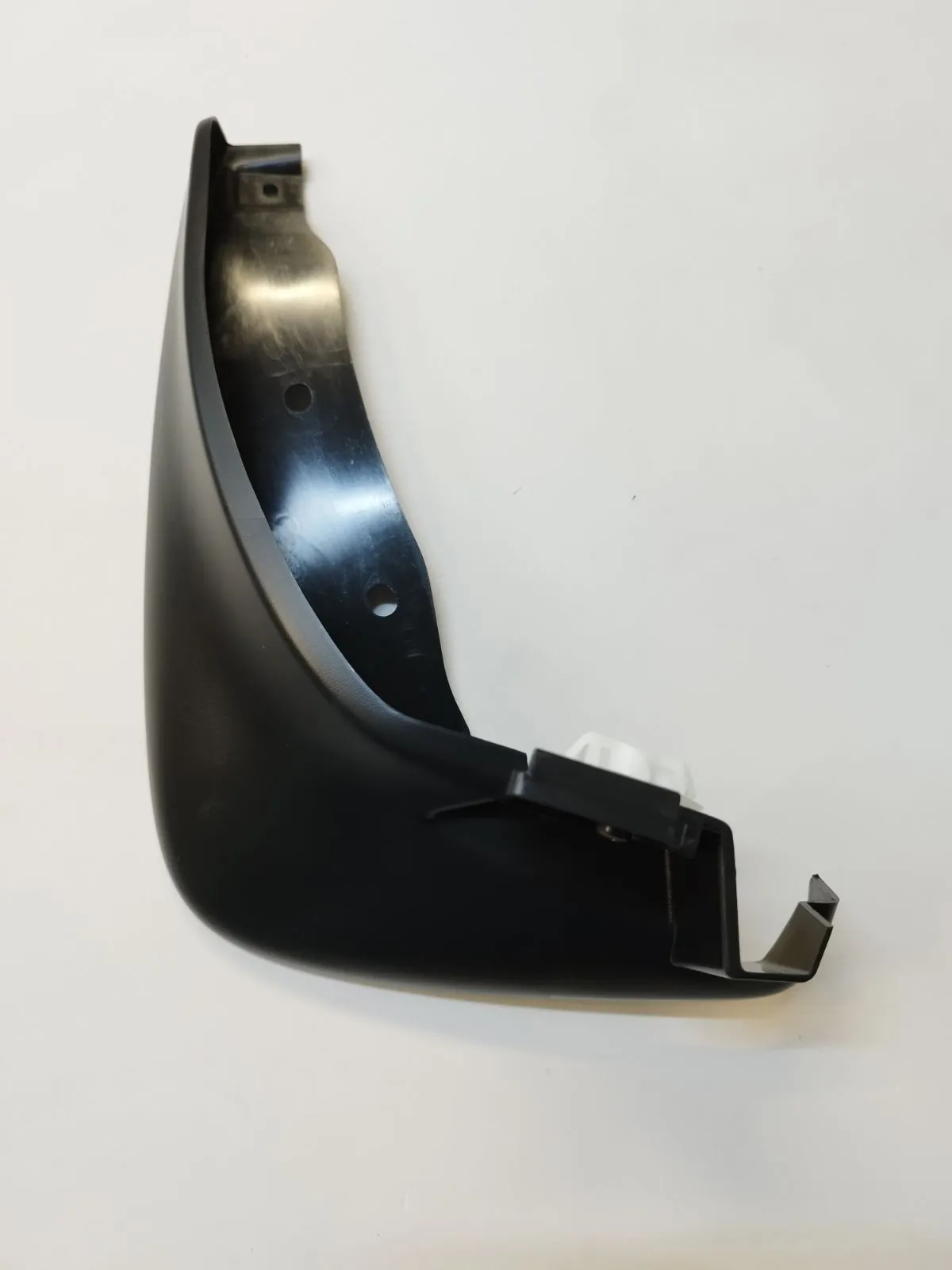 Брызговик передний левый M3 (BK) 2003-2009