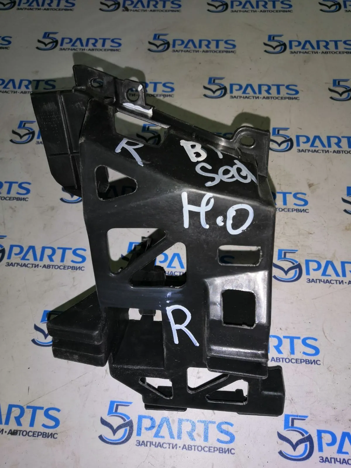 Кронштейн бампера центральный правый M3 (BK) SDN 2003-2009